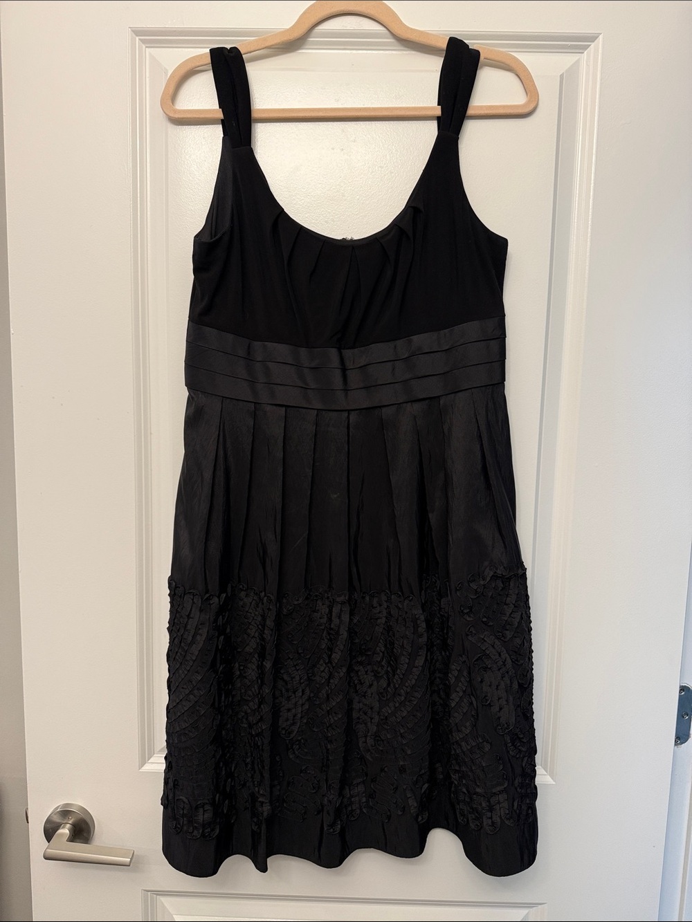 R&M Richards Black Sleeveless Pleated Midi Dress
